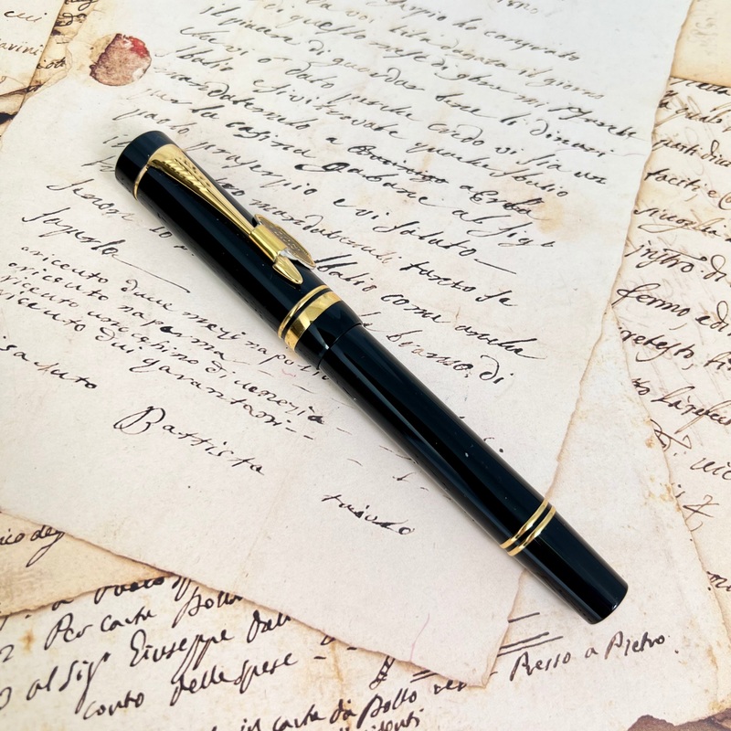 Pre-Owned Parker Duofold Centennial Black with Gold Fountain Pen 18K M